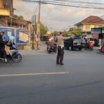 Giat Rawan Sore Polsek Batulayar Jaga Kelancaran Lalu Lintas di Senggigi