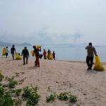 Bersih-Bersih Pantai Pengantap, Peringatan Hari Pahlawan yang Penuh Semangat Gotong Royong