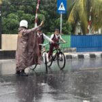 Tantang Hujan, Polsek Gerung Pastikan Lalu Lintas Lancar