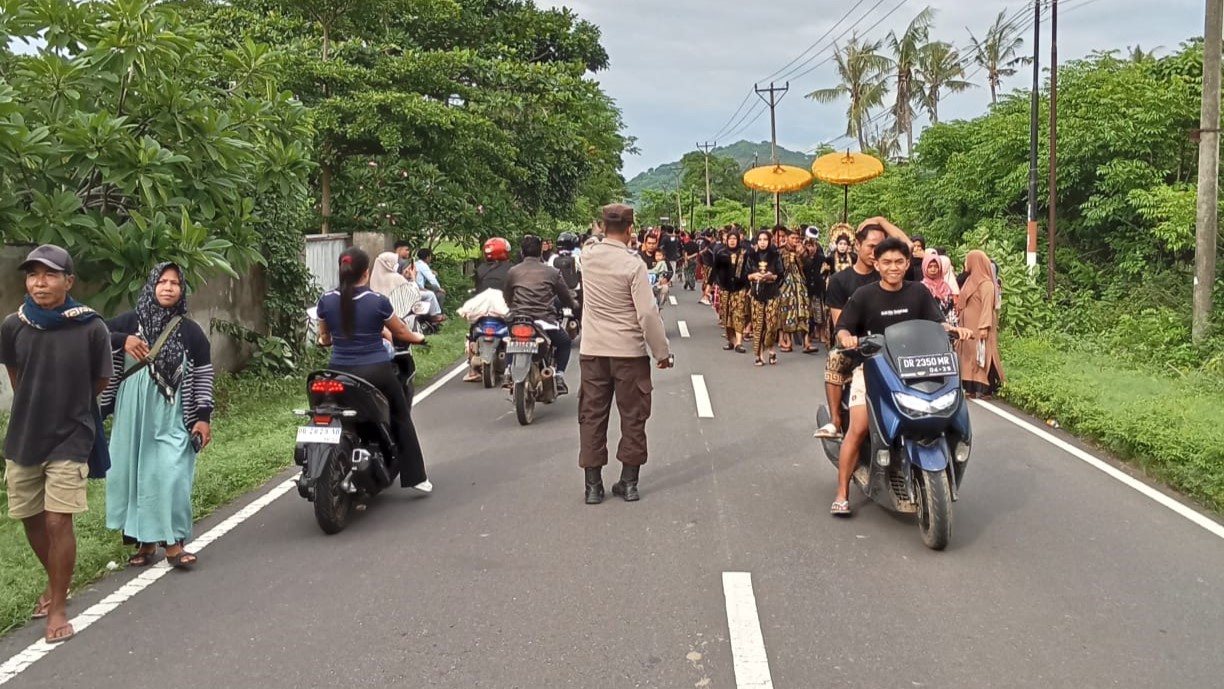 Nyongkolan Sekotong Barat Pengamanan Polisi Ciptakan Suasana Kondusif