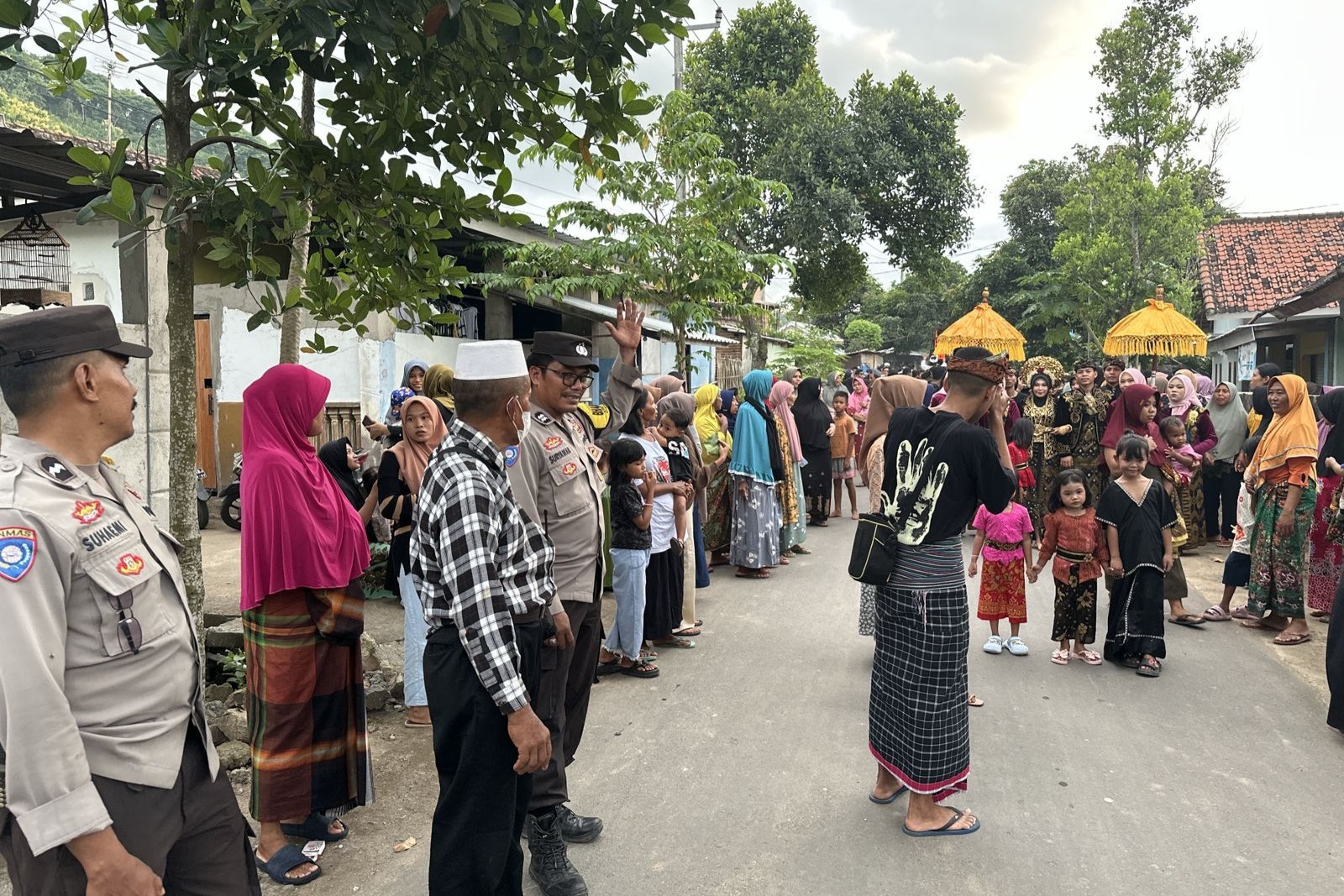 Harmoni Tradisi dan Keamanan: Polisi Kawal Prosesi Nyongkolan di Dua Lokasi