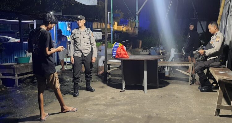 Patroli Malam di Pemukiman Padat, Polsek Labuapi Gencarkan Upaya Jaga Kamtibmas