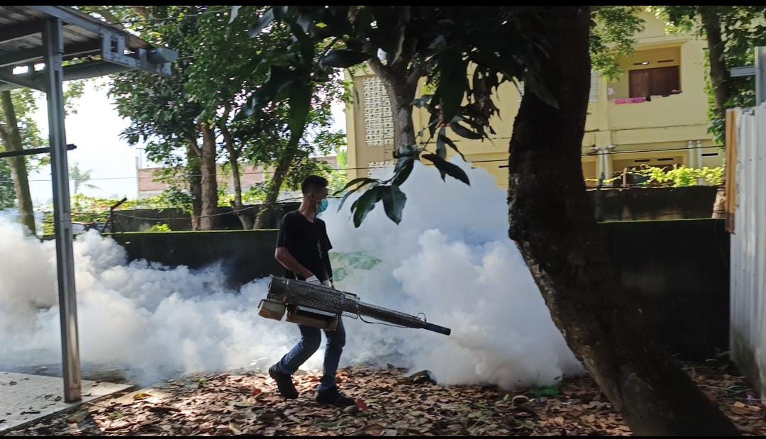 Cegah DBD, Polres Lombok Barat Proaktif Lakukan Fogging di Lingkungan Polsek