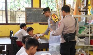 Kapolres Lombok Barat Pimpin Bagikan Makanan Bergizi, Wujud Dukungan Program Prioritas Presiden