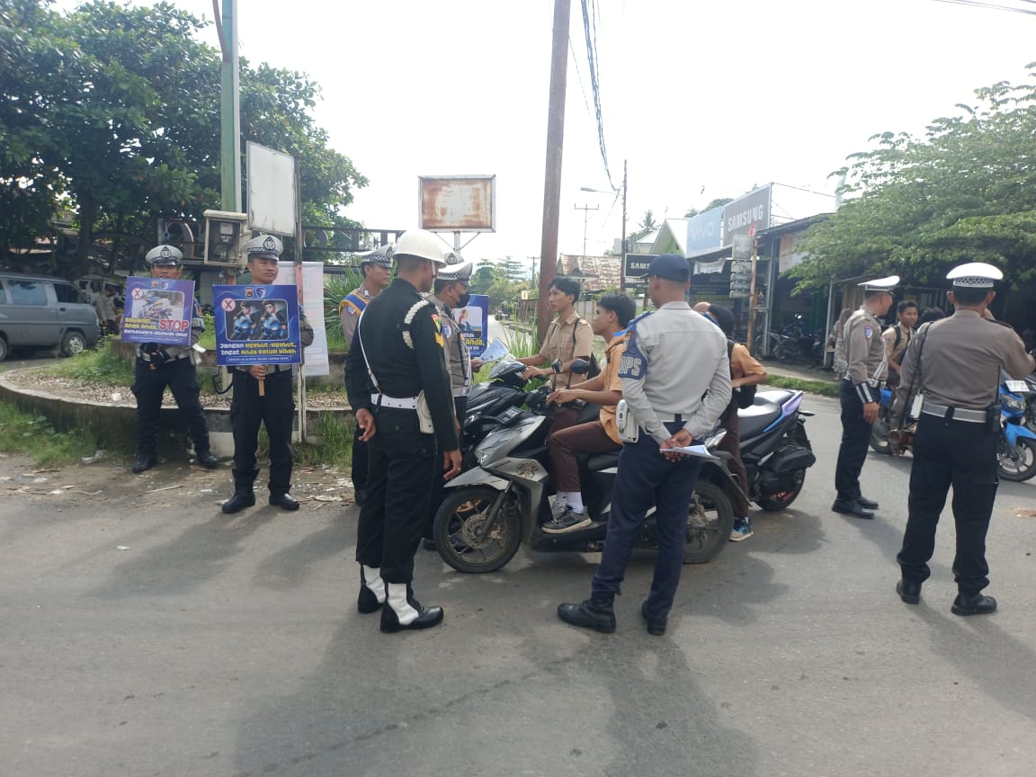 Polsek Lembar Amankan Jembatan Bakong, Himbauan Larangan Melintas Dipasang