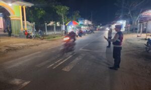 Aman dan Khusyuk! Polisi Kawal Sholat Tarawih di Sekotong