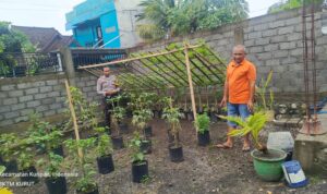 Dukung Program Pemerintah, Polsek Kuripan Edukasi Warga Berkebun