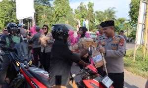 Kapolres Lombok Barat Turun ke Jalan, Bagikan Takjil di Gerung