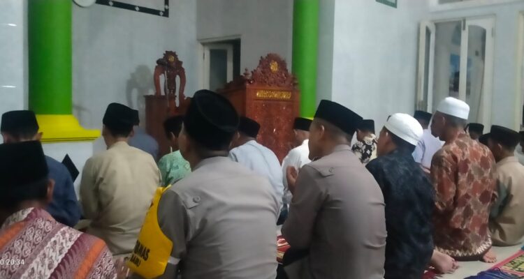 Hangatnya Kebersamaan! Kapolsek Kediri Tarawih Keliling di Mamunggu