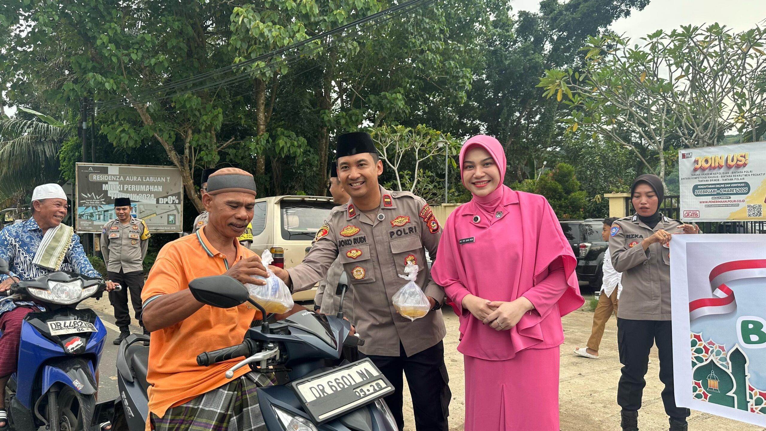 Indahnya Ramadan: Polsek Lembar Tebar Kebaikan di Jalan Dato Kedaro