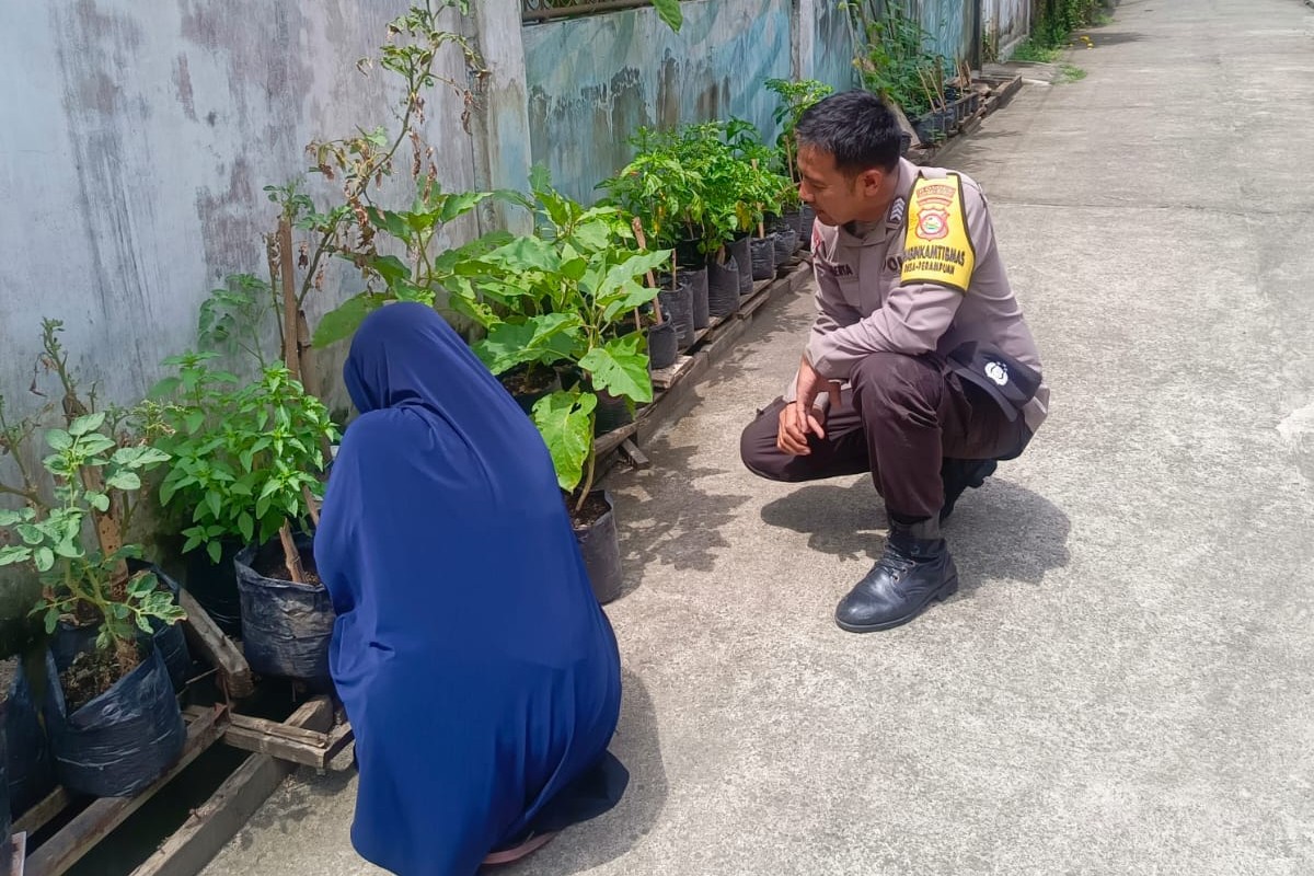 Dukungan Pangan Nasional, Polisi Ini 'Sentuh' Hati Warga Lombok Barat