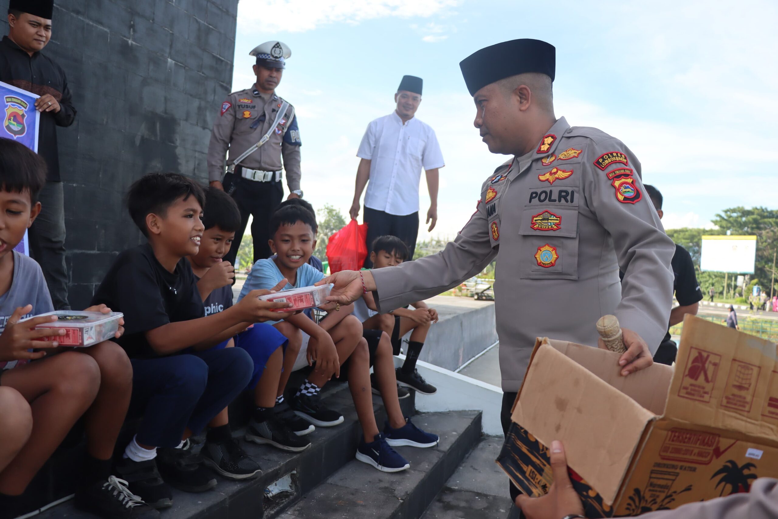 Bakti Polres Lombok Barat: Berbagi Ta’jil, Pererat Silaturahmi