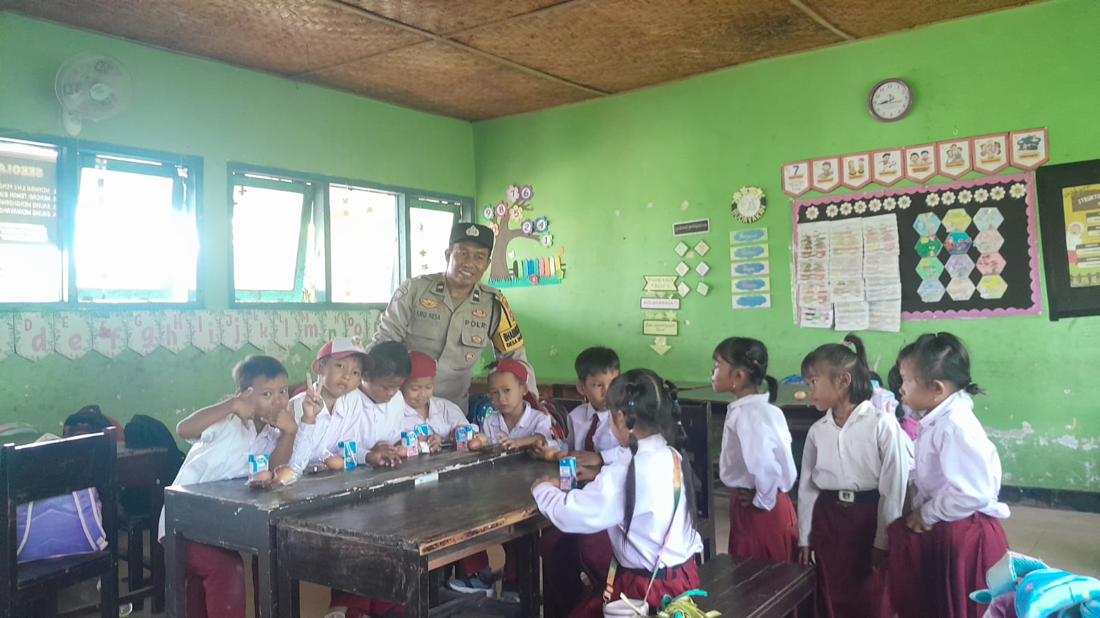 GERUNG, Lombok Barat – Kepolisian Sektor (Polsek) Gerung, di bawah naungan Polres Lombok Barat, Polda NTB, menunjukkan komitmennya dalam mendukung program pemerintah untuk meningkatkan gizi anak-anak. Bhabinkamtibmas Desa Dasan Tapen, AIPDA I Komang Nesa, terjun langsung melaksanakan pengamanan dan monitoring kegiatan pemberian paket Makan Bergizi Gratis (MBG) di Sekolah Dasar Negeri (SDN) 2 Dasan Tapen, Gerung, Lombok Barat. Kegiatan yang berlangsung pada Senin, 10 Maret 2025, mulai pukul 09.30 Wita hingga selesai, menyasar seluruh siswa SDN 2 Dasan Tapen. Pemberian paket MBG ini diinisiasi oleh Satuan Pelayanan Pemenuhan Gizi (SPPG) Wilayah Kecamatan Gerung. Kapolsek Gerung, Iptu I Gusti Agung Bayu Damana, menjelaskan bahwa kegiatan pengamanan dan monitoring ini merupakan bentuk dukungan Polri terhadap program-program pemerintah yang bertujuan untuk meningkatkan kesejahteraan masyarakat, terutama di bidang pendidikan dan kesehatan. Dukungan Penuh Polsek Gerung untuk Program Gizi Anak “Kami dari Polsek Gerung sangat mendukung kegiatan positif seperti ini. Pemberian makan bergizi gratis ini sangat penting untuk memastikan anak-anak kita mendapatkan asupan gizi yang cukup, sehingga mereka dapat tumbuh dan berkembang secara optimal,” ujar Iptu I Gusti Agung Bayu Damana. Beliau menambahkan, kehadiran Bhabinkamtibmas dalam kegiatan ini juga bertujuan untuk memastikan kegiatan berjalan lancar, aman, dan tepat sasaran. “Selain melakukan pengamanan, Bhabinkamtibmas juga melakukan monitoring untuk memastikan bahwa bantuan ini benar-benar sampai kepada yang berhak dan memberikan manfaat yang maksimal bagi siswa SDN 2 Dasan Tapen,” lanjutnya. Sinergi untuk Generasi Sehat dan Cerdas Kegiatan pemberian paket MBG ini dihadiri oleh berbagai pihak, menunjukkan sinergi yang baik antara kepolisian, pemerintah daerah, dan pihak sekolah. Selain AIPDA I Komang Nesa dari Bhabinkamtibmas Desa Dasan Tapen, hadir pula tim dari SPPG Wilayah Kecamatan Gerung, serta Kepala Sekolah Dasar Negeri 2 Dasan Tapen, Murdani, S.Pd., beserta para dewan guru. Kepala Sekolah SDN 2 Dasan Tapen, Murdani, S.Pd., menyampaikan apresiasi yang mendalam atas perhatian dan bantuan yang diberikan oleh SPPG Kecamatan Gerung dan Polsek Gerung. “Kami sangat berterima kasih atas bantuan paket makan bergizi gratis ini. Tentu ini sangat bermanfaat bagi siswa-siswi kami. Kami juga berterima kasih atas kehadiran Bapak Bhabinkamtibmas yang telah mengawal kegiatan ini,” ungkap Murdani. 192 Siswa SDN 2 Dasan Tapen Terima Paket MBG Sebanyak 192 siswa SDN 2 Dasan Tapen menerima paket makan bergizi gratis pada kegiatan ini. Paket MBG diharapkan dapat membantu memenuhi kebutuhan gizi siswa, meningkatkan konsentrasi belajar, dan pada akhirnya meningkatkan kualitas pendidikan di SDN 2 Dasan Tapen. Kegiatan pemberian paket MBG dan pengamanan oleh Bhabinkamtibmas ini merupakan contoh nyata kolaborasi positif antara berbagai pihak untuk mewujudkan generasi Indonesia yang sehat, cerdas, dan berprestasi. Polsek Gerung berkomitmen untuk terus mendukung program-program pemerintah dan hadir di tengah masyarakat untuk menciptakan situasi kamtibmas yang kondusif serta memberikan pelayanan yang terbaik.