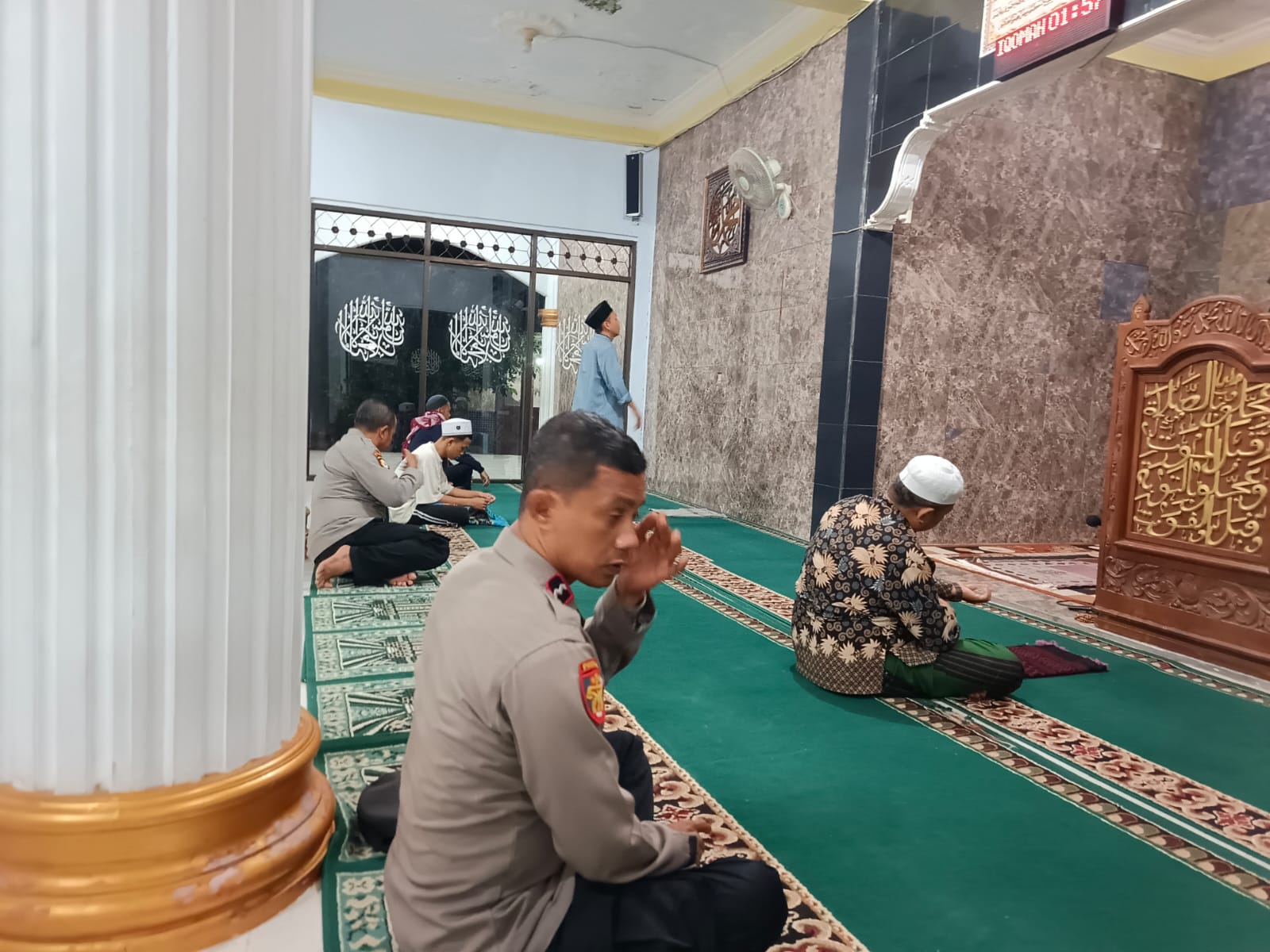 Polsek Kuripan Amankan dan Atur Lalu Lintas Shalat Subuh Berjamaah di Masjid AT-TAQWA