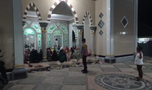 Ramadhan Aman! Polsek Labuapi Jaga Tarawih di Masjid Karang Bangket