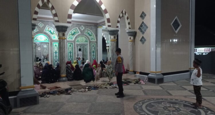 Ramadhan Aman! Polsek Labuapi Jaga Tarawih di Masjid Karang Bangket