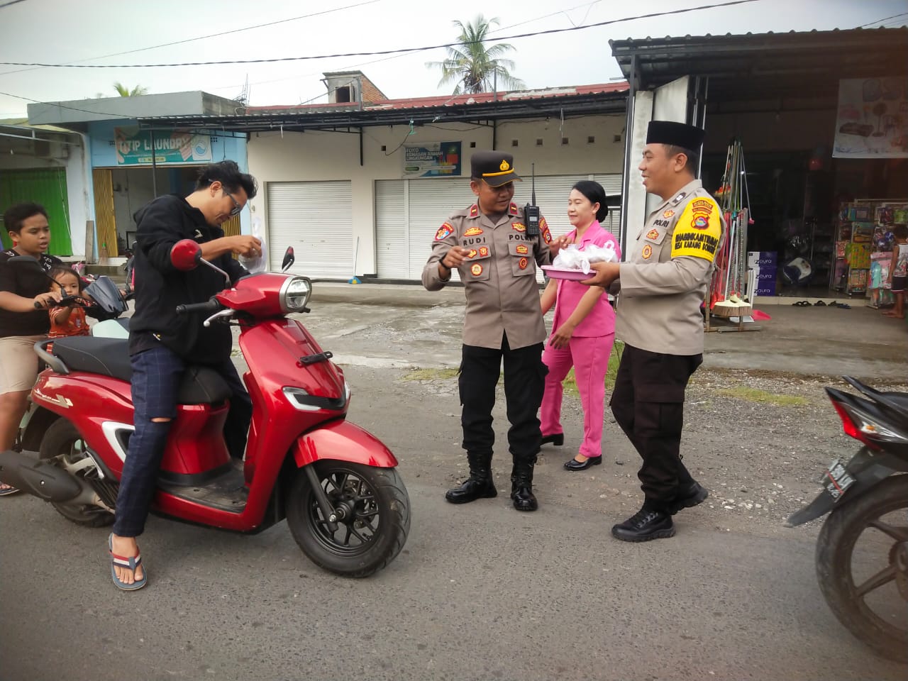 Ramadhan Berkah, Polsek Labuapi Bagikan Takjil Gratis