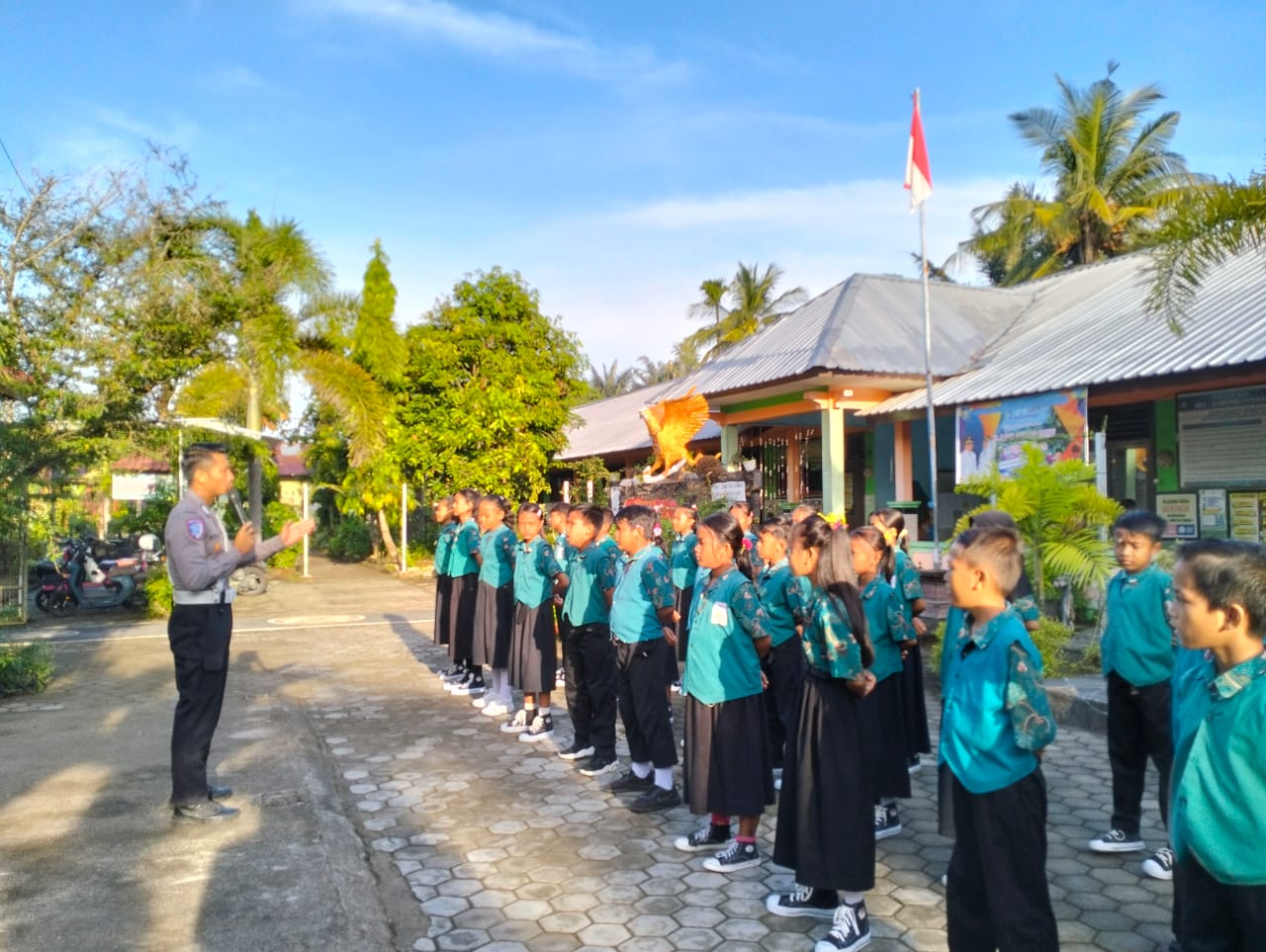 Serunya Pocil di Lombok Barat, Anak SD Dilatih Tertib Lalu Lintas!