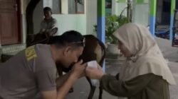 Kapolres Loteng Salurkan Hewan Kurban ke Yayasan Ponpes Qomarul Huda Bagu.