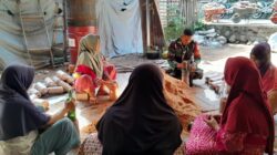 Babinsa Taman Sari Dampingi Ibu Desa Budidaya Jamur Tiram, Bangkitkan Ekonomi Warga