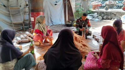 Babinsa Taman Sari Dampingi Ibu Desa Budidaya Jamur Tiram, Bangkitkan Ekonomi Warga