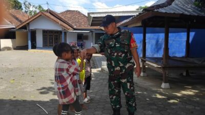 Babinsa Labuan Tereng Bangun Semangat Anak-Anak Lewat Pendekatan Humanis
