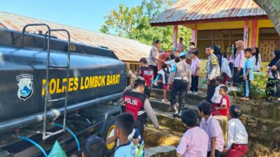 Polres Lombok Barat Salurkan 5.000 Liter Air Bersih ke Kesambik Rempek