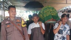 Polri Untuk Masyarakat, Bhabinkamtibmas Polsubsektor Palibelo Hadir Melayat Atas Meninggalnya Salah Satu Warga Binaan