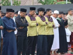 Personel Polres Bima Kota Laksanakan Sholat Idul Adha di Halaman Mako