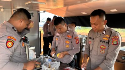 Polda Metro Jaya Buka Dapur Lapangan Bantu Pengungsi Kebakaran di Penjaringan