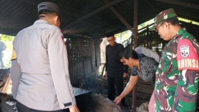 Dukung Ekonomi Lokal, Babinsa Tinjau Pembuatan Garam Tradisional