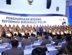 Kapolri Berikan Penghargaan Pembangunan Zona Integritas WBK Kepada Divisi Humas Polri