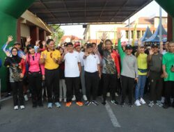 Ribuan Warga Ikut Jalan Sehat Dalam Rangka Menyambut Hari Bhayangkara ke 79 di Polres Sumbawa