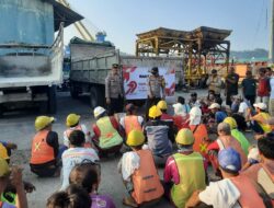 Polres Lombok Barat Salurkan Bantuan ke Buruh Pelabuhan Lembar