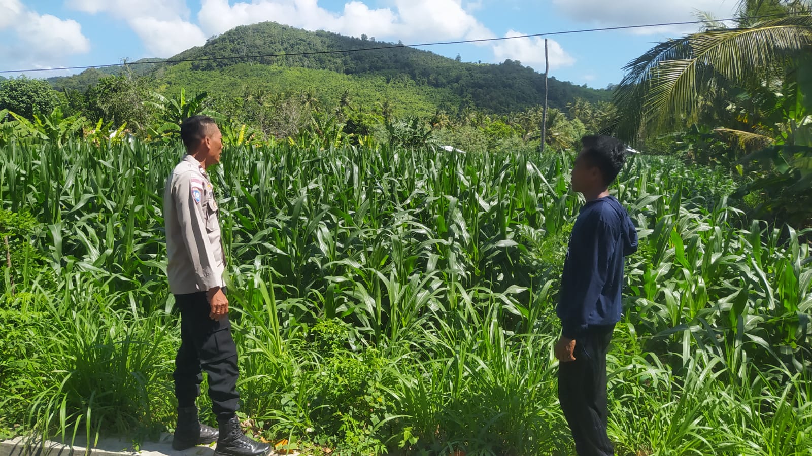 Polri Dampingi Petani di Desa Batu Putih
