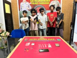 Gerebek Rumah Transaksi Narkoba di Plampang, Polres Sumbawa Ringkus 5 Pemuda, Sabu Disita!