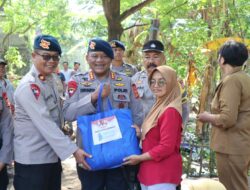 Brimob NTB Ulurkan Bantuan, Berjibaku Bersihkan Puing Banjir Pamotan