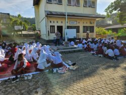 Bhabinkamtibmas Polsek Sekongkang Hadiri MPLS di SDN 1 Sekongkang, Bangun Kedekatan dengan Dunia Pendidikan Sejak Dini