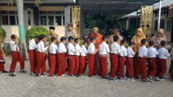 Bhabinkamtibmas Hadiri Upacara Hari Pertama Sekolah di SDN Tapir, Ingatkan Siswa Taat dan Waspada di Jalan Raya