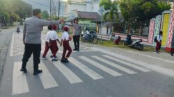 Anggota Polsek Sekongkang Laksanakan Giat Rawan Pagi di Depan Sekolah, Wujud Dukung Program PRESISI Kapolri
