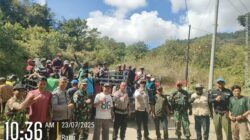 Gotong Royong di Lantung, Bhabinkamtibmas dan Warga Bersihkan Jalan Lintas Pungkit