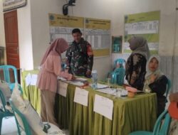 Babinsa Banjar Kawal Distribusi Beras Bantuan Pangan 2025