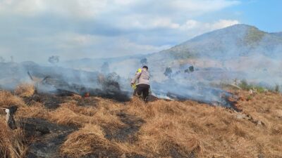 Anggota polsek kempo bersama aparat desa melakukan pemadaman titik api di lahan sori dumu desa tolokalo