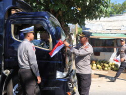 Polres Sumbawa Barat Bagikan Bendera Merah Putih, Perkuat Semangat Nasionalisme di tengah Masyarakat.
