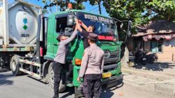 Polsek Pelabuhan Lembar Bagikan Puluhan Bendera Merah Putih ke Sopir Truk Sambut HUT RI ke-80