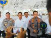 Tinjau Penanganan Karhutla Kalbar, Kapolri Ungkap Titik Api Terus Menurun   Kalbar – Kapolri Jenderal Listyo Sigit Prabowo mengungkapkan bahwa jumlah Hotspot atau titik api kebakaran hutan dan lahan di wilayah Kalimantan Barat (Kalbar) terus mengalami penurunan.   Hal tersebut diungkap Sigit usai mendengarkan paparan langsung  (Karhutla) di Gedung BPPTD, Mempawah, Kalimantan Barat, Jumat (8/8/2025).  Dari hasil paparan, Sigit menyampaikan bahwa, manajemen lintas sektoral di Kalbar sudah berjalan dengan baik terkait penanggulangan karhutla. Laporan yang diterimanya mulai bulan Juni, Juli dan Agustus.   “Kemarin, masih ada Hotspot ada kurang lebih 32 kalau tak salah. Selama dua hari dari kemarin sampai sekarang makin menurun dan modifikasi cuacanya saya lihat juga berhasil. Sehingga ini juga tentu bisa sangat signifikan membantu pemadaman terhadap titik-titik api yang ada,” kata Sigit.   Menurut Sigit, penanganan maupun sejumlah langkah strategis yang dilaksanakan oleh Polri, TNI, BNPB, BMKG, instansi terkait, relawan dan elemen masyarakat, khususnya di Kalbar sudah berjalan baik dan kompak.  “Jadi sudah ada pembagian terkait siapa yang menjadi satgas darat. Kemudian pada saat titik api mulai meningkat maka ada satgas udara yang bekerja dilengkapi dengan Water Bombing dan juga memanfaatkan modifikasi cuaca pada saat ada awan yang kemudian bisa diubah menjadi hujan,” ujar Sigit.   Lebih dalam, Sigit juga menekankan soal adanya edukasi serta sosialisasi kepada masyarakat yang masih membuka lahan dengan cara membakar. Menurutnya, ada sejumlah aturan yang harus diperhatikan apabila memang melakukan hal tersebut.   “Mungkin saya mengimbau karena memang juga masih ada kearifan lokal untuk membuka lahan, tolong untuk aturan yang ada agar dipatuhi. Bagaimana untuk membuka lahan secara kearifan lokal tentunya ada aturan-aturannya, ada garis pembatas kemudian harus diawasi sampai selesai dan tidak ada yang terbakar lagi,” ucap Sigit.   Meski begitu, Sigit berharap, masyarakat dapat diberikan pemahaman atau edukasi soal bahaya membakar untuk membuka lahan. “Ini tentunya menjadi hal-hal yang juga harus diperhatikan. Namun, tentunya imbauan kita adalah sebaiknya membuka lahan tidak perlu dengan membakar,” imbuh Sigit.   Di sisi lain, Sigit meminta seluruh pihak di Kalbar untuk terus menjaga kekompakan serta sinergisitas dalam rangka mencegah kebakaran hutan dan lahan. Mengingat, hal tersebut menjadi atensi dari Presiden Prabowo Subianto.    “Jadi saya ucapkan terima kasih atas kerja keras seluruh tim tergabung dalam satgas karhutla. Karena ini menjadi perhatian dari Bapak Presiden, saya minta untuk tim terus dijaga kekompakannya dipertahankan dan mudah-mudahan kita bisa lampaui waktu sampai dengan akhir Agustus nanti dan kebakaran hutan betul-betul bisa terjaga,” tutup Sigit.