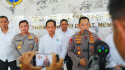 Tinjau Penanganan Karhutla Kalbar, Kapolri Ungkap Titik Api Terus Menurun   Kalbar – Kapolri Jenderal Listyo Sigit Prabowo mengungkapkan bahwa jumlah Hotspot atau titik api kebakaran hutan dan lahan di wilayah Kalimantan Barat (Kalbar) terus mengalami penurunan.   Hal tersebut diungkap Sigit usai mendengarkan paparan langsung  (Karhutla) di Gedung BPPTD, Mempawah, Kalimantan Barat, Jumat (8/8/2025).  Dari hasil paparan, Sigit menyampaikan bahwa, manajemen lintas sektoral di Kalbar sudah berjalan dengan baik terkait penanggulangan karhutla. Laporan yang diterimanya mulai bulan Juni, Juli dan Agustus.   “Kemarin, masih ada Hotspot ada kurang lebih 32 kalau tak salah. Selama dua hari dari kemarin sampai sekarang makin menurun dan modifikasi cuacanya saya lihat juga berhasil. Sehingga ini juga tentu bisa sangat signifikan membantu pemadaman terhadap titik-titik api yang ada,” kata Sigit.   Menurut Sigit, penanganan maupun sejumlah langkah strategis yang dilaksanakan oleh Polri, TNI, BNPB, BMKG, instansi terkait, relawan dan elemen masyarakat, khususnya di Kalbar sudah berjalan baik dan kompak.  “Jadi sudah ada pembagian terkait siapa yang menjadi satgas darat. Kemudian pada saat titik api mulai meningkat maka ada satgas udara yang bekerja dilengkapi dengan Water Bombing dan juga memanfaatkan modifikasi cuaca pada saat ada awan yang kemudian bisa diubah menjadi hujan,” ujar Sigit.   Lebih dalam, Sigit juga menekankan soal adanya edukasi serta sosialisasi kepada masyarakat yang masih membuka lahan dengan cara membakar. Menurutnya, ada sejumlah aturan yang harus diperhatikan apabila memang melakukan hal tersebut.   “Mungkin saya mengimbau karena memang juga masih ada kearifan lokal untuk membuka lahan, tolong untuk aturan yang ada agar dipatuhi. Bagaimana untuk membuka lahan secara kearifan lokal tentunya ada aturan-aturannya, ada garis pembatas kemudian harus diawasi sampai selesai dan tidak ada yang terbakar lagi,” ucap Sigit.   Meski begitu, Sigit berharap, masyarakat dapat diberikan pemahaman atau edukasi soal bahaya membakar untuk membuka lahan. “Ini tentunya menjadi hal-hal yang juga harus diperhatikan. Namun, tentunya imbauan kita adalah sebaiknya membuka lahan tidak perlu dengan membakar,” imbuh Sigit.   Di sisi lain, Sigit meminta seluruh pihak di Kalbar untuk terus menjaga kekompakan serta sinergisitas dalam rangka mencegah kebakaran hutan dan lahan. Mengingat, hal tersebut menjadi atensi dari Presiden Prabowo Subianto.    “Jadi saya ucapkan terima kasih atas kerja keras seluruh tim tergabung dalam satgas karhutla. Karena ini menjadi perhatian dari Bapak Presiden, saya minta untuk tim terus dijaga kekompakannya dipertahankan dan mudah-mudahan kita bisa lampaui waktu sampai dengan akhir Agustus nanti dan kebakaran hutan betul-betul bisa terjaga,” tutup Sigit.