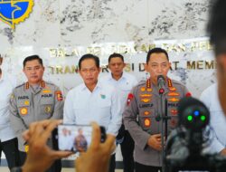 Tinjau Penanganan Karhutla Kalbar, Kapolri Ungkap Titik Api Terus Menurun   Kalbar – Kapolri Jenderal Listyo Sigit Prabowo mengungkapkan bahwa jumlah Hotspot atau titik api kebakaran hutan dan lahan di wilayah Kalimantan Barat (Kalbar) terus mengalami penurunan.   Hal tersebut diungkap Sigit usai mendengarkan paparan langsung  (Karhutla) di Gedung BPPTD, Mempawah, Kalimantan Barat, Jumat (8/8/2025).  Dari hasil paparan, Sigit menyampaikan bahwa, manajemen lintas sektoral di Kalbar sudah berjalan dengan baik terkait penanggulangan karhutla. Laporan yang diterimanya mulai bulan Juni, Juli dan Agustus.   “Kemarin, masih ada Hotspot ada kurang lebih 32 kalau tak salah. Selama dua hari dari kemarin sampai sekarang makin menurun dan modifikasi cuacanya saya lihat juga berhasil. Sehingga ini juga tentu bisa sangat signifikan membantu pemadaman terhadap titik-titik api yang ada,” kata Sigit.   Menurut Sigit, penanganan maupun sejumlah langkah strategis yang dilaksanakan oleh Polri, TNI, BNPB, BMKG, instansi terkait, relawan dan elemen masyarakat, khususnya di Kalbar sudah berjalan baik dan kompak.  “Jadi sudah ada pembagian terkait siapa yang menjadi satgas darat. Kemudian pada saat titik api mulai meningkat maka ada satgas udara yang bekerja dilengkapi dengan Water Bombing dan juga memanfaatkan modifikasi cuaca pada saat ada awan yang kemudian bisa diubah menjadi hujan,” ujar Sigit.   Lebih dalam, Sigit juga menekankan soal adanya edukasi serta sosialisasi kepada masyarakat yang masih membuka lahan dengan cara membakar. Menurutnya, ada sejumlah aturan yang harus diperhatikan apabila memang melakukan hal tersebut.   “Mungkin saya mengimbau karena memang juga masih ada kearifan lokal untuk membuka lahan, tolong untuk aturan yang ada agar dipatuhi. Bagaimana untuk membuka lahan secara kearifan lokal tentunya ada aturan-aturannya, ada garis pembatas kemudian harus diawasi sampai selesai dan tidak ada yang terbakar lagi,” ucap Sigit.   Meski begitu, Sigit berharap, masyarakat dapat diberikan pemahaman atau edukasi soal bahaya membakar untuk membuka lahan. “Ini tentunya menjadi hal-hal yang juga harus diperhatikan. Namun, tentunya imbauan kita adalah sebaiknya membuka lahan tidak perlu dengan membakar,” imbuh Sigit.   Di sisi lain, Sigit meminta seluruh pihak di Kalbar untuk terus menjaga kekompakan serta sinergisitas dalam rangka mencegah kebakaran hutan dan lahan. Mengingat, hal tersebut menjadi atensi dari Presiden Prabowo Subianto.    “Jadi saya ucapkan terima kasih atas kerja keras seluruh tim tergabung dalam satgas karhutla. Karena ini menjadi perhatian dari Bapak Presiden, saya minta untuk tim terus dijaga kekompakannya dipertahankan dan mudah-mudahan kita bisa lampaui waktu sampai dengan akhir Agustus nanti dan kebakaran hutan betul-betul bisa terjaga,” tutup Sigit.