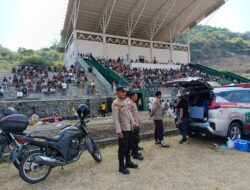 Polsek Taliwang Amankan Final Sepak Bola di Lapangan GOR Magaparang