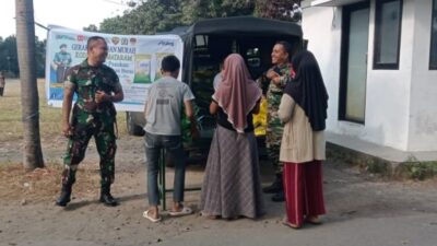 Babinsa Turida Dampingi GPM, Warga Serbu Beras Murah